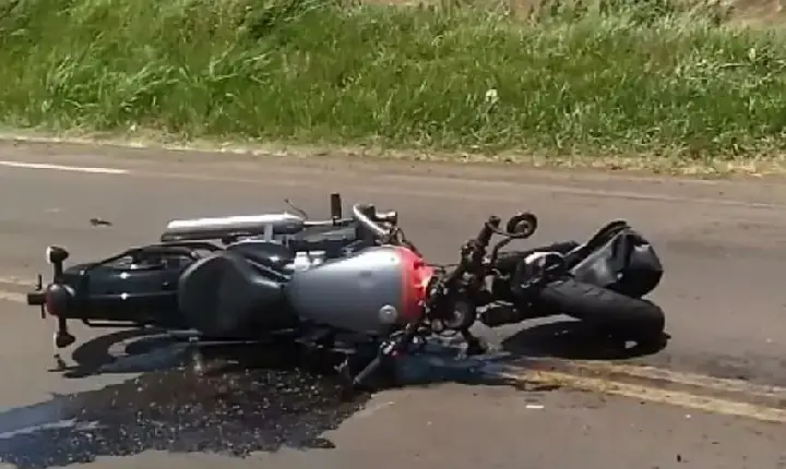 Acidente entre caminhão e motocicleta resulta em fatalidade na PR-281, em São João.