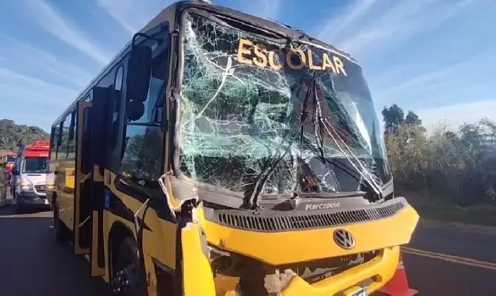 Acidente entre caminhão e ônibus com professores deixa feridos em Pato Branco