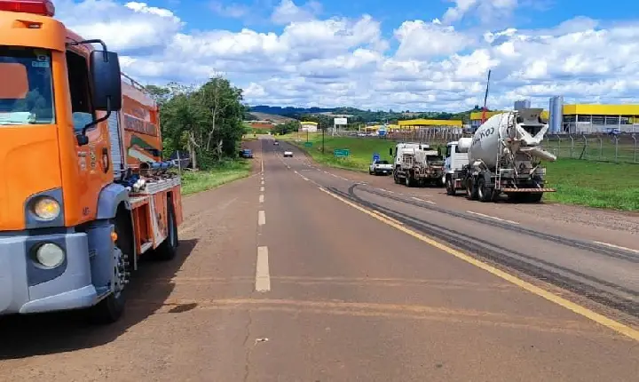 Acidente sem vítimas envolve caminhão e carro em estrada vicinal próxima ao trevo da Piracanjuba