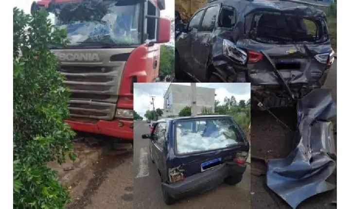 Caminhão desgovernado atinge veículos e arranca ponto de ônibus em Dois Vizinhos