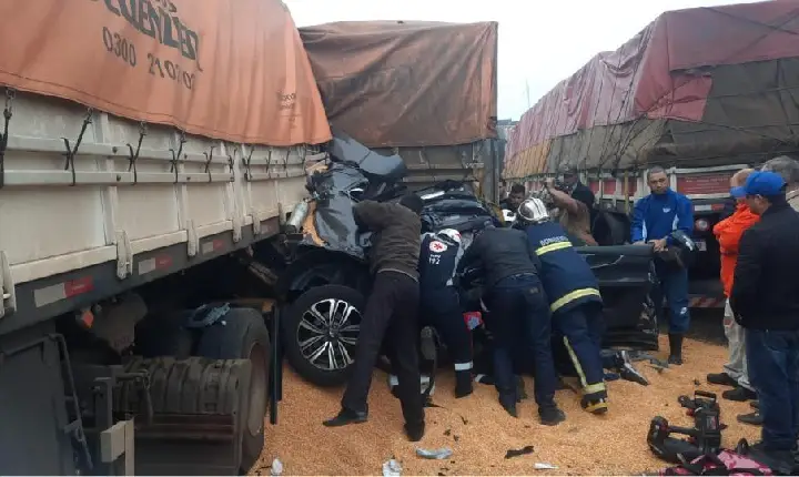 Duas pessoas morrem após carro ser prensado por caminhões na BR 163