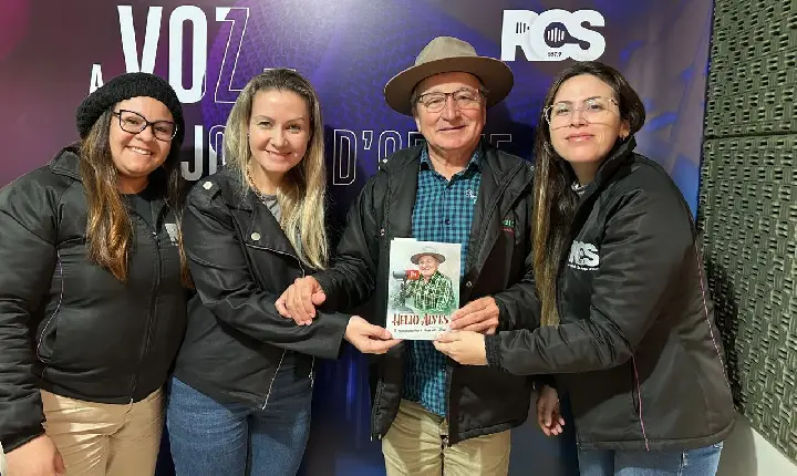 Hélio Alves, ex-prefeito de Ampére e comunicador com mais de 40 anos de trabalho, visita a Rádio RCS-FM