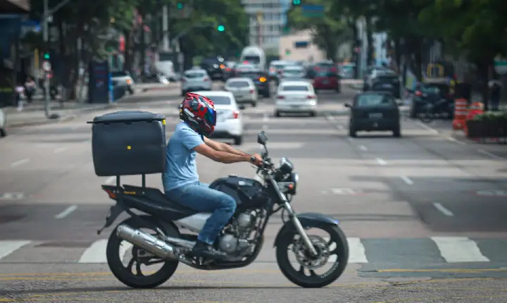 Isenção do IPVA gera onda positiva entre entregadores e foco na manutenção das motos