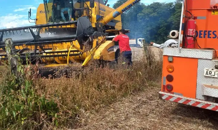 Princípio de incêndio em colheitadeira mobiliza Bombeiros Comunitários na Linha Fischer.