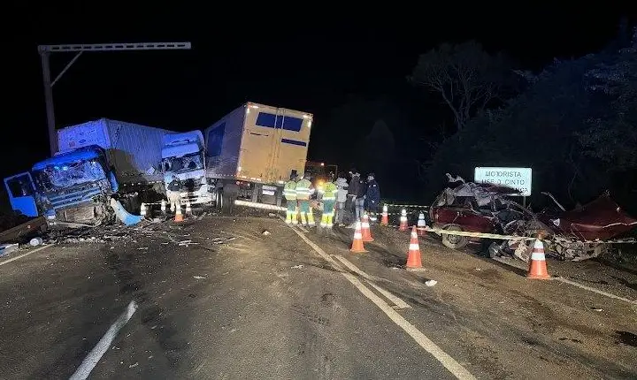 Quatro pessoas morrem em acidente entre dois caminhões e um carro na BR 277