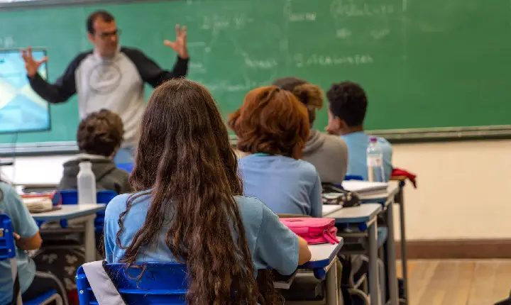 Secretaria da Educação estabelece novos critérios para uso de celular nas escolas