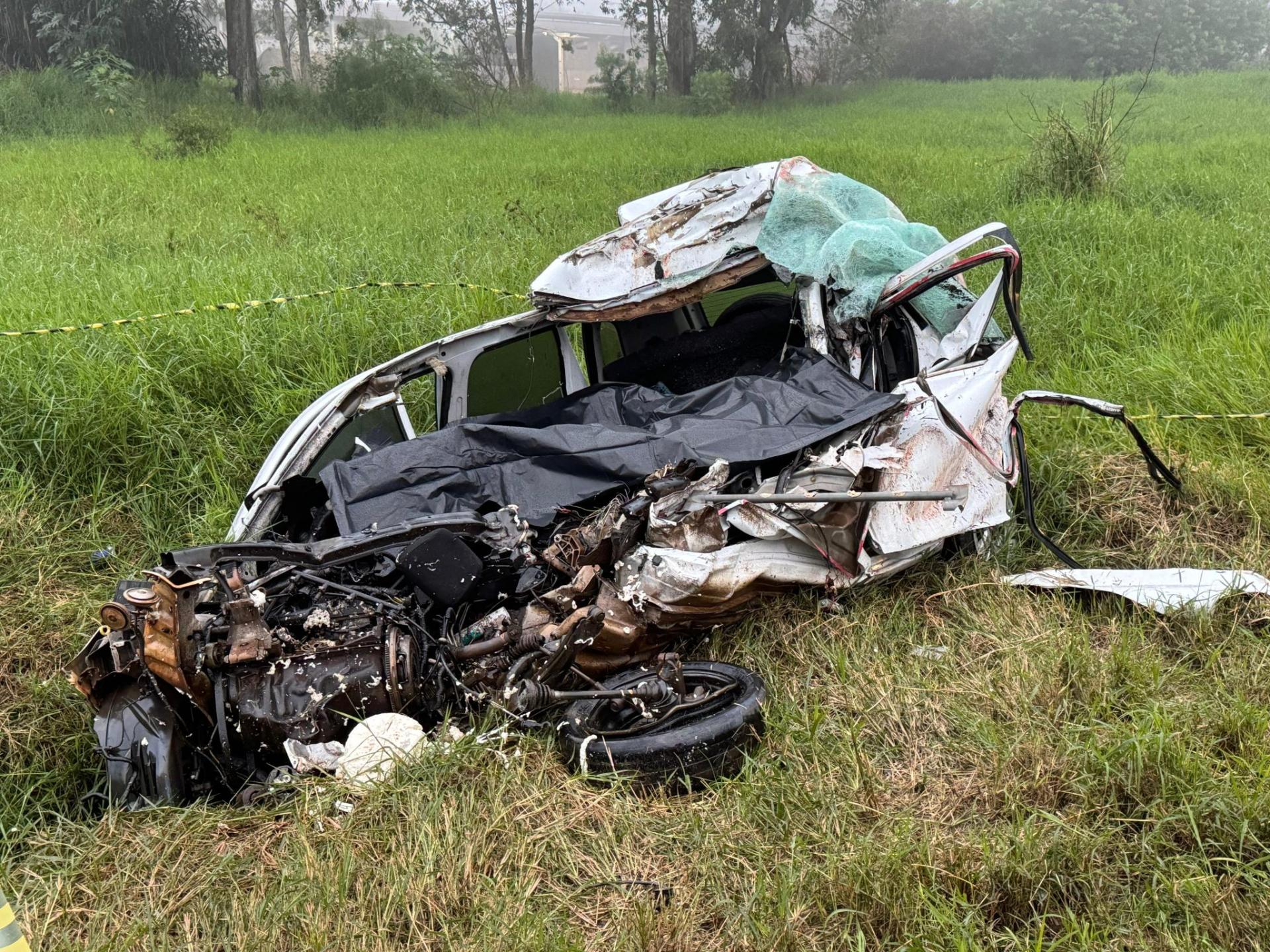 Duas pessoas morrem em grave acidente entre carro e caminhão