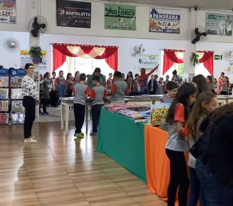 Feira do Livro em São Jorge D' Oeste promove o contato com a leitura para estudantes e a comunidade.