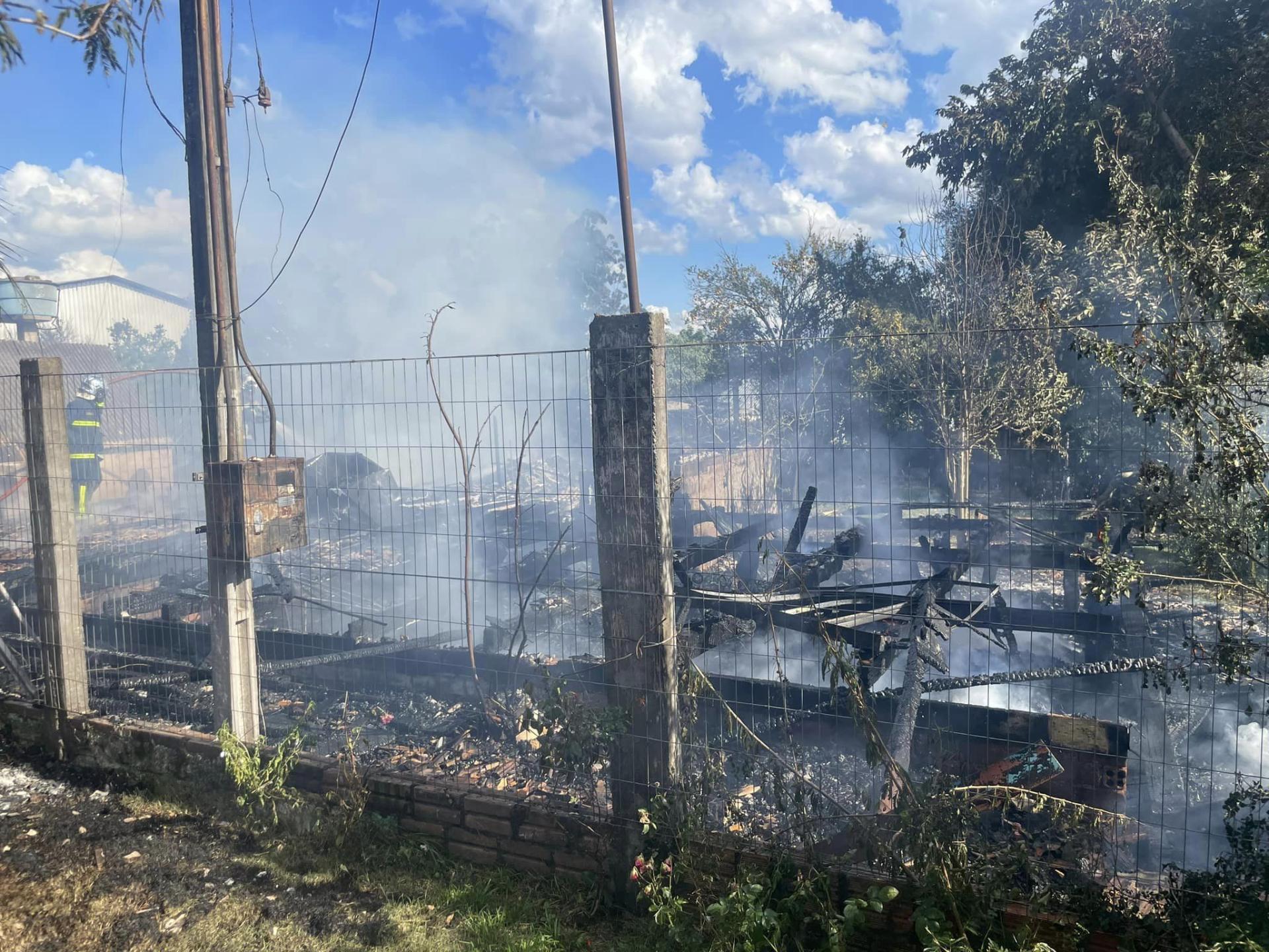 Incêndio destrói casa e salão de beleza