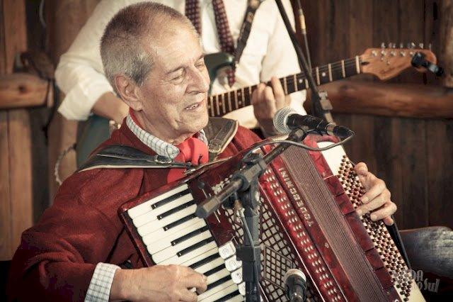 Morre Albino Manique, ícone da música tradicionalista do RS