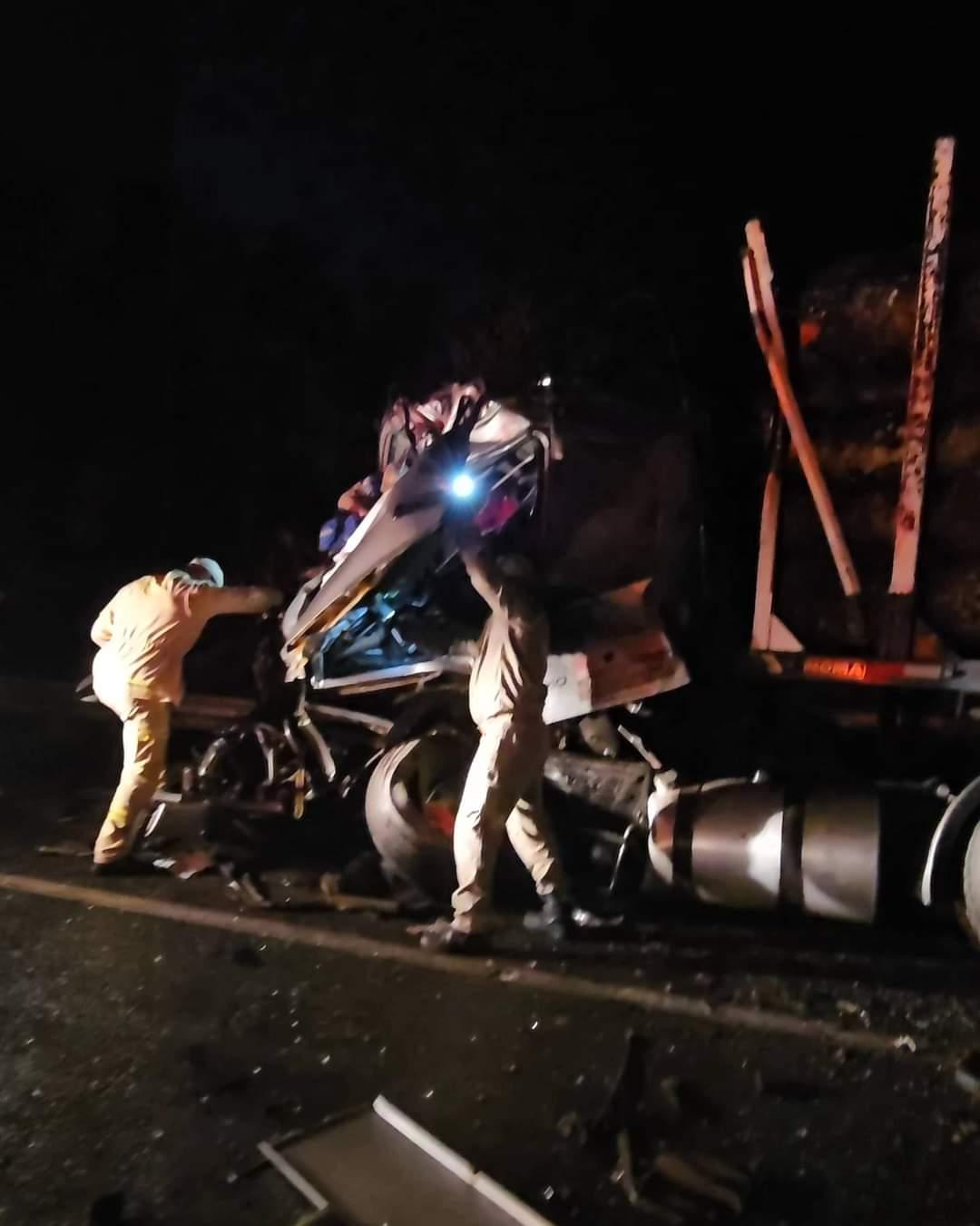 Motorista morre em acidente envolvendo dois caminhões em Coronel Vivida