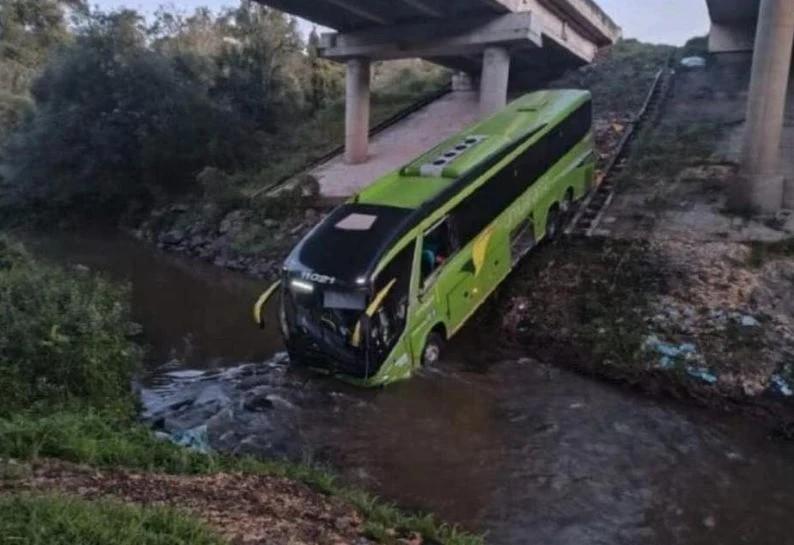 Ônibus para dentro de rio e passageiros ficam feridos