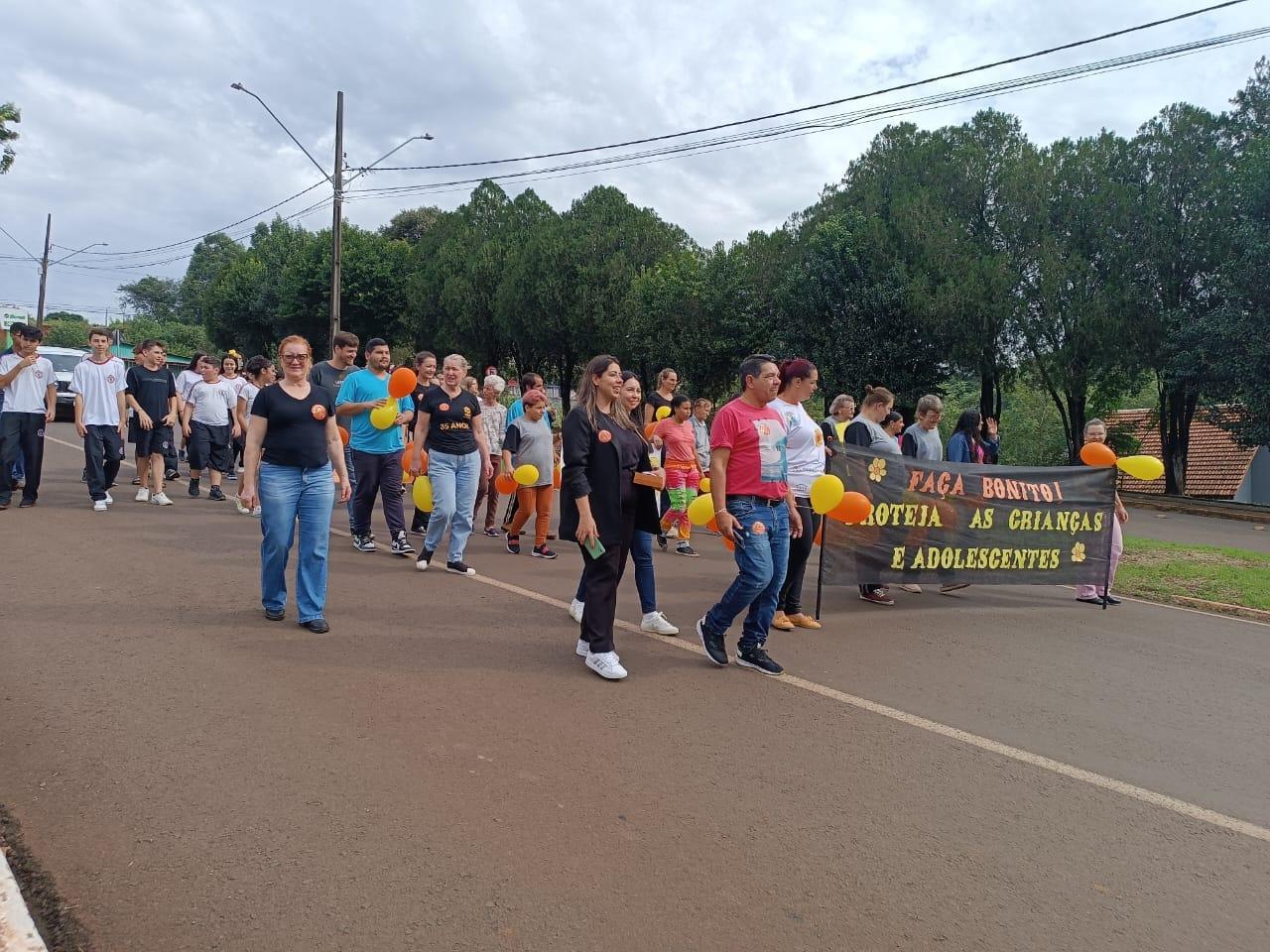 Caminhada em São Jorge D'Oeste alerta sobre o Maio Laranja e o Combate à Exploração de Crianças e Adolescentes