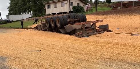 Carreta se solta de cavalo mecânico e tomba em Dois Vizinhos