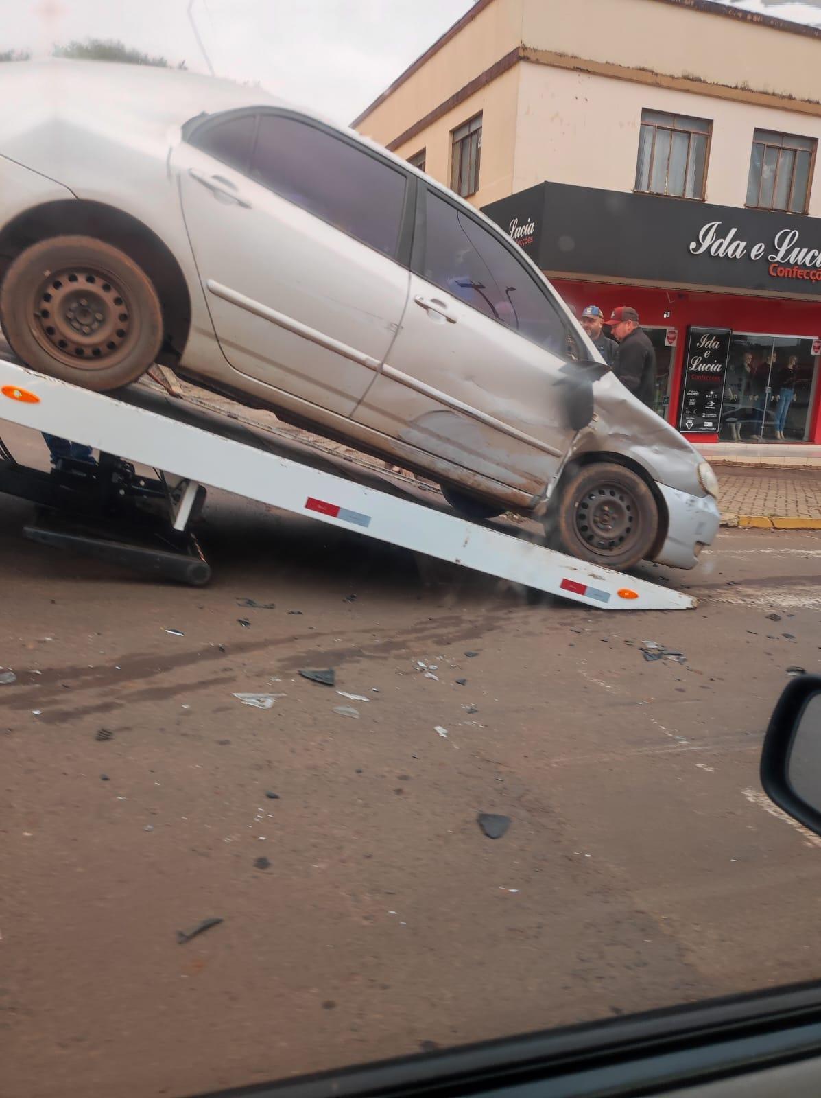 Colisão de pequenas proporções no cruzamento da Rua Concórdia com a Avenida Prefeito Adelarte Debortoli