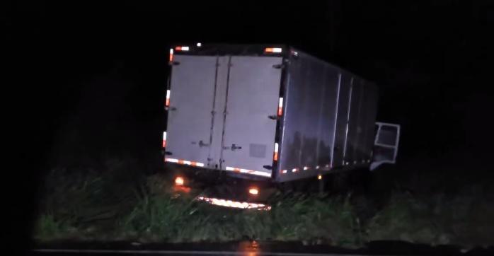 Dois acidentes no mesmo local envolvendo carro e caminhão na PRC-158