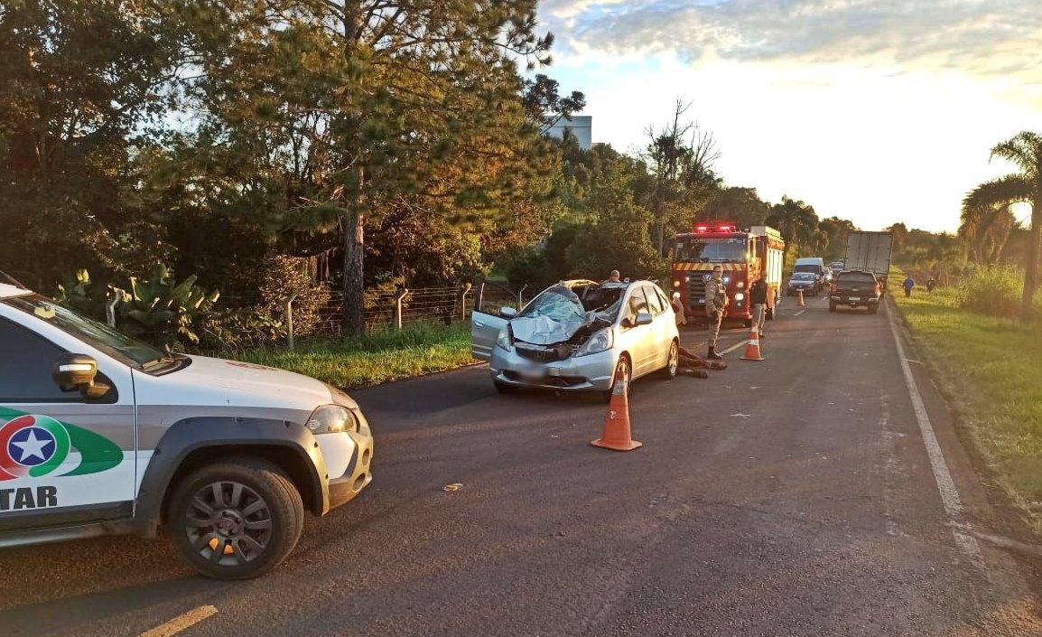 Dois policiais militares ficam feridos após carro atropelar animal na PR-180