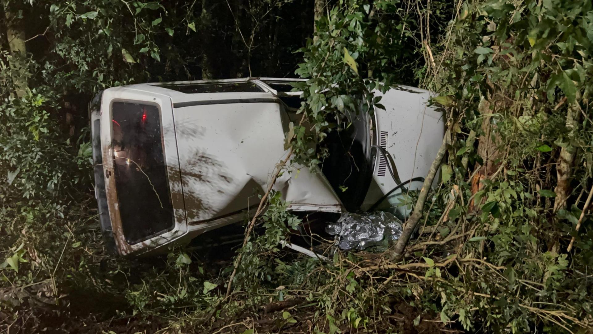 Homem fica em estado grave após carro capotar no Sudoeste