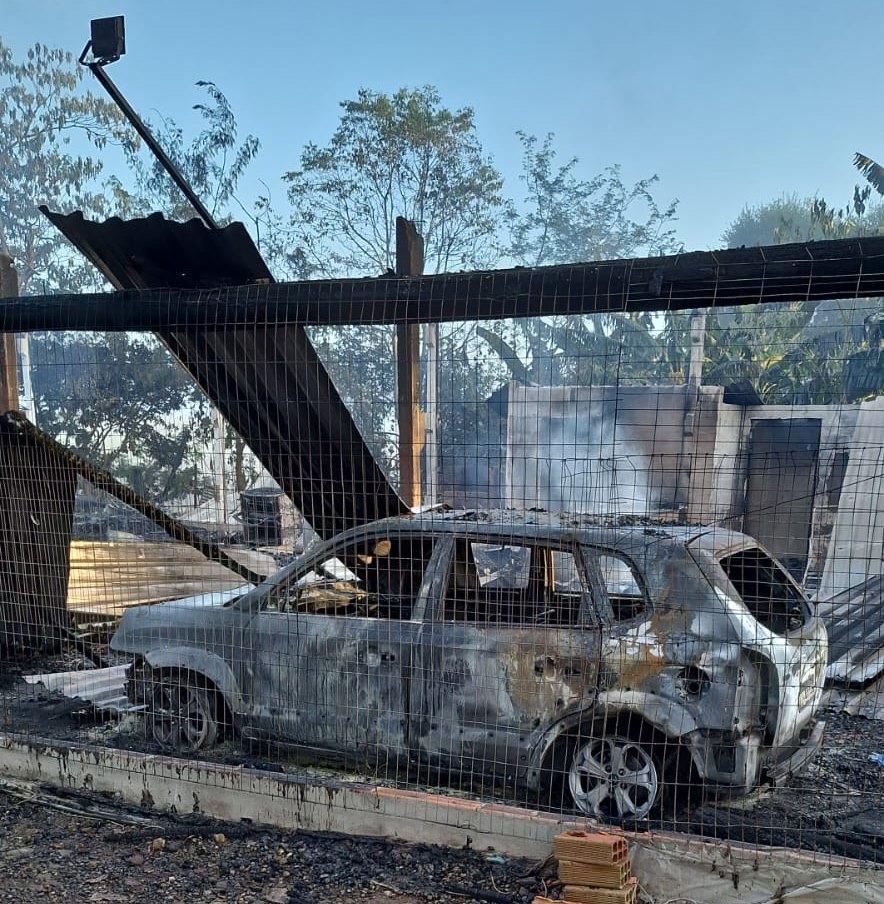 Incêndio destrói casa, estabelecimento comercial e veículo em Francisco Beltrão