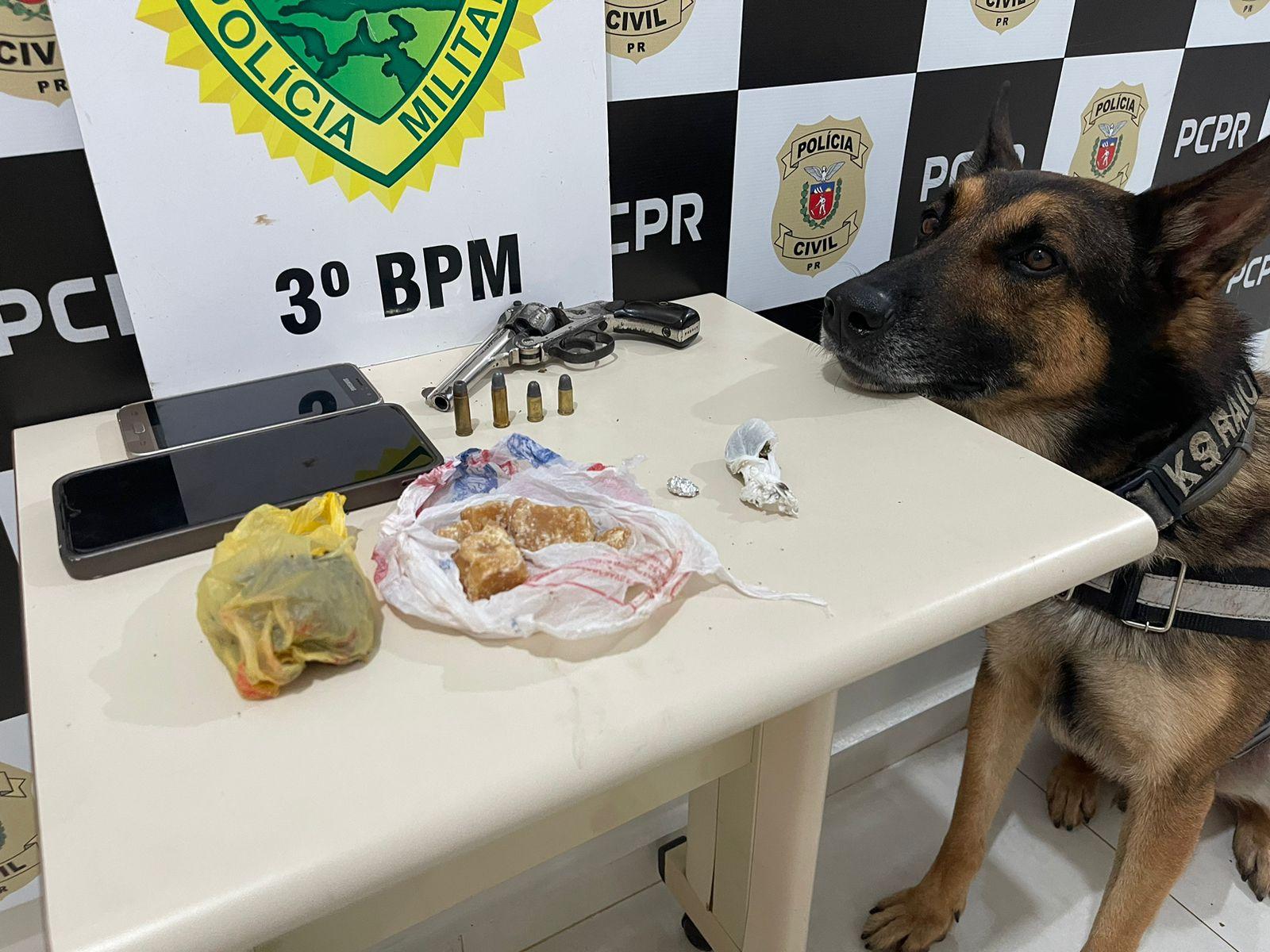 Quatro pessoas são presas em flagrante por tráfico de drogas