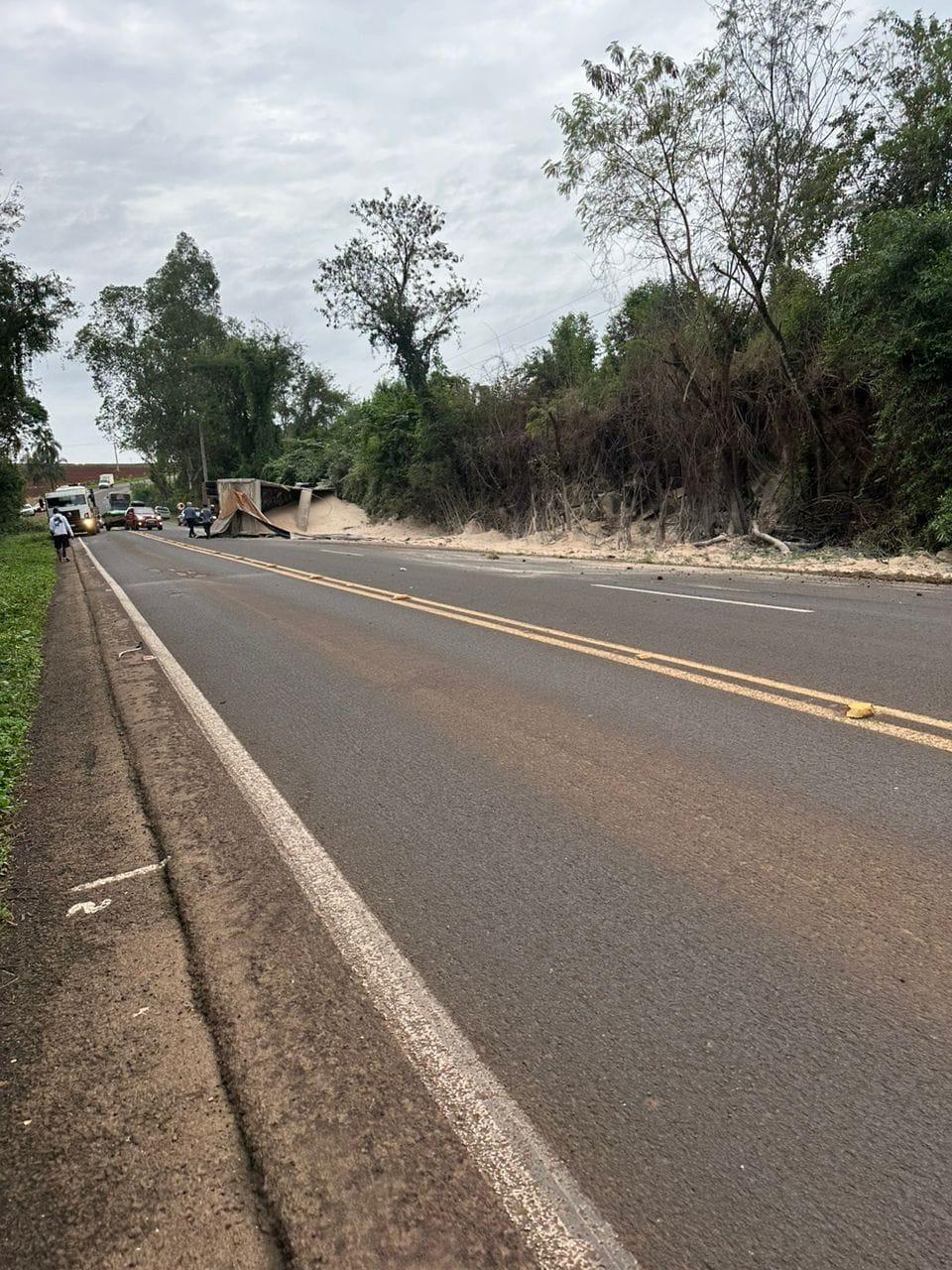 Acidente na PR 281: Carreta de Cooperativa de Cascavel tomba próxima à Ponte do Rio Chopim