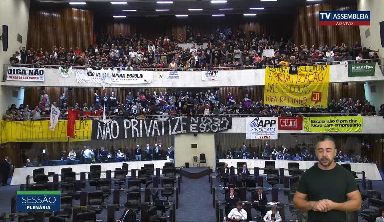 Assembleia aprova terceirização da gestão de escolas no Paraná por 39 a 13 votos. Veja como os deputados votaram