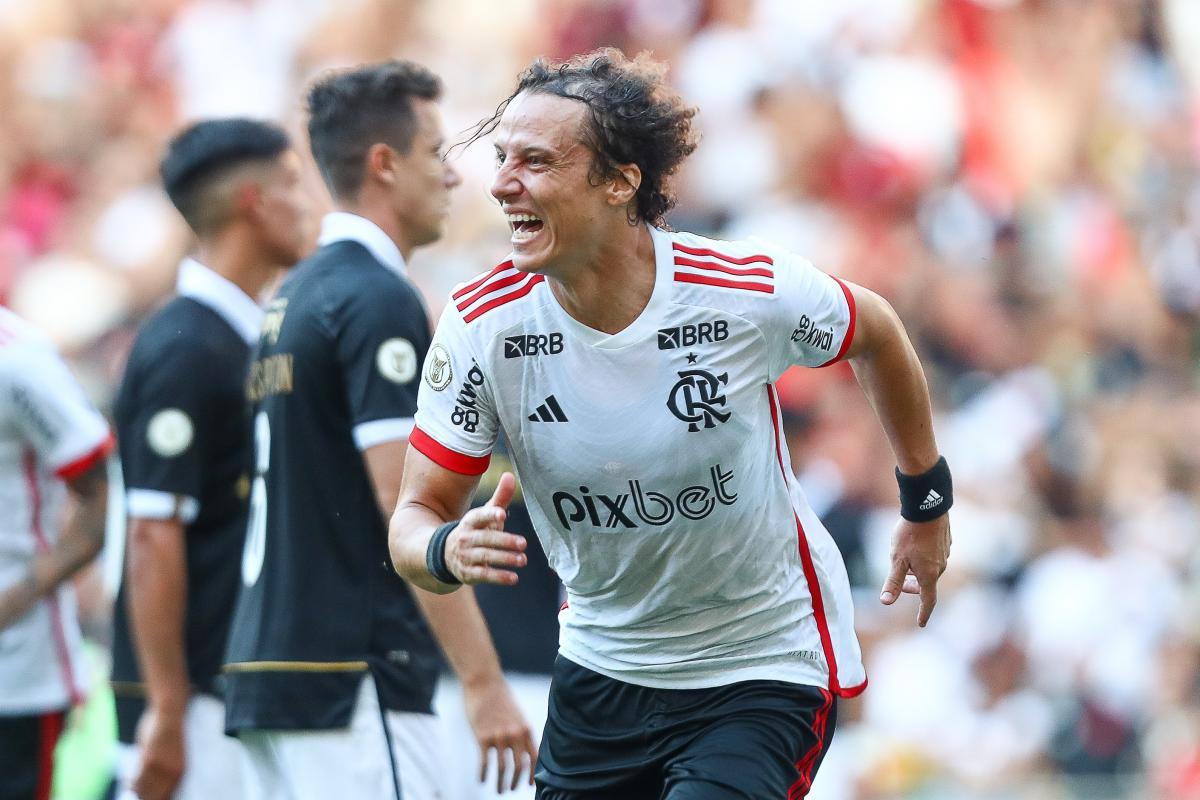 Flamengo aplica 6 a 1 no Vasco e vira líder provisório do Brasileirão