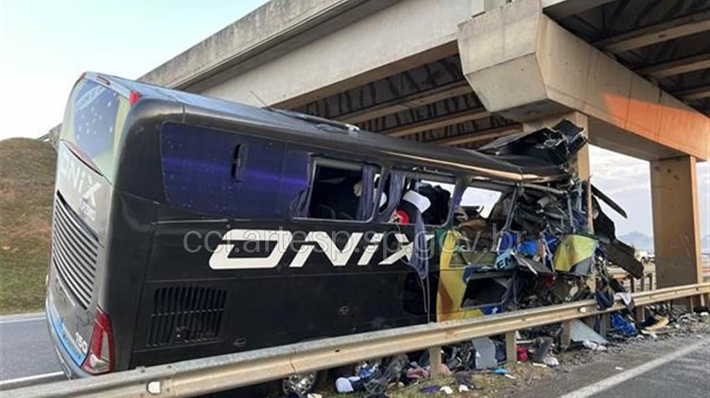 Acidente com ônibus no interior de SP deixa 10 mortos e mais de 40 feridos