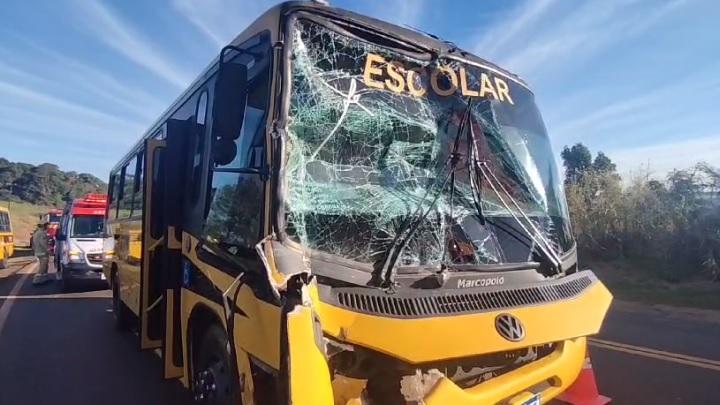 Acidente entre caminhão e ônibus com professores deixa feridos em Pato Branco