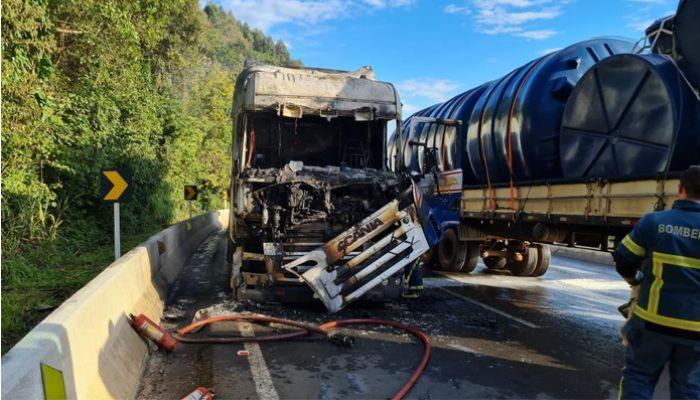 Caminhão pega fogo na BR 277