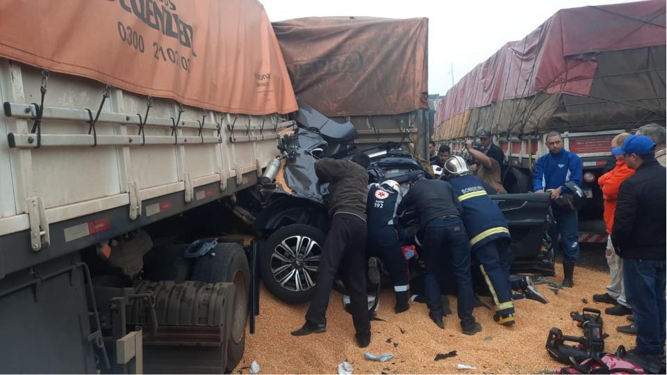 Duas pessoas morrem após carro ser prensado por caminhões na BR 163