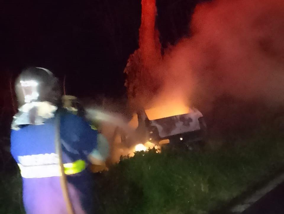 Duas pessoas morrem carbonizadas após carro colidir em árvore e pegar fogo