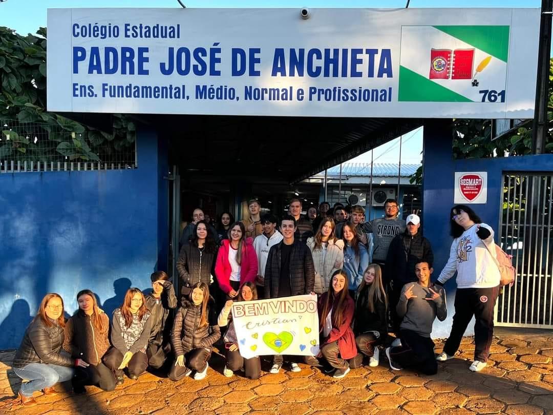 Estudante retorna ao Colégio Estadual Pe. José de Anchieta após intercâmbio no Canadá