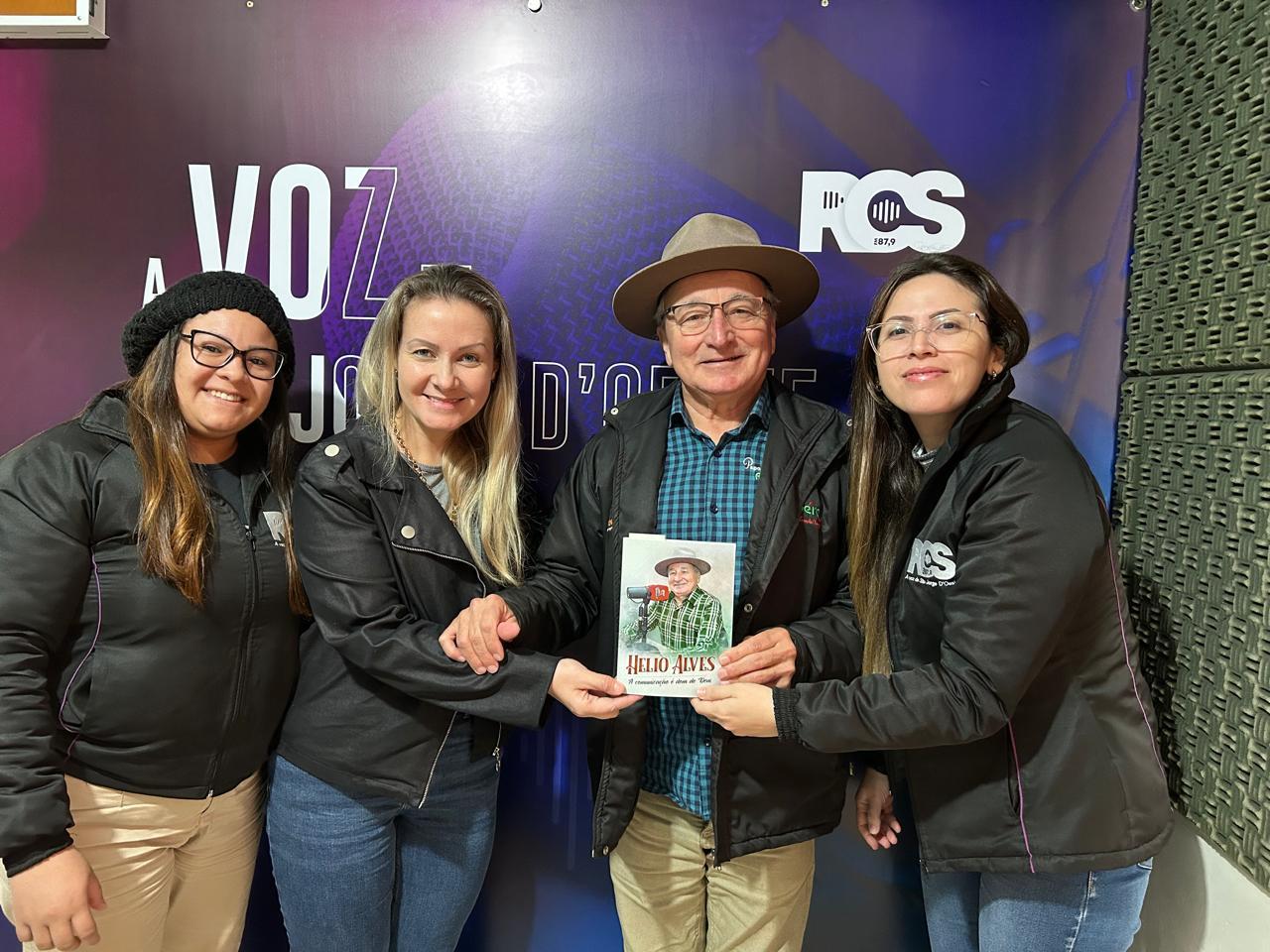 Hélio Alves, ex-prefeito de Ampére e comunicador com mais de 40 anos de trabalho, visita a Rádio RCS-FM