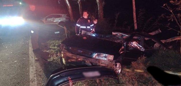 Homem e criança de 8 anos morrem em grave acidente na PR-471