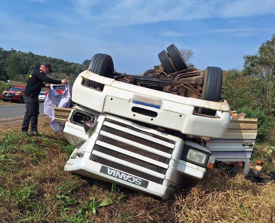 Motorista morre após caminhão capotar na BR-280 em Marmeleiro