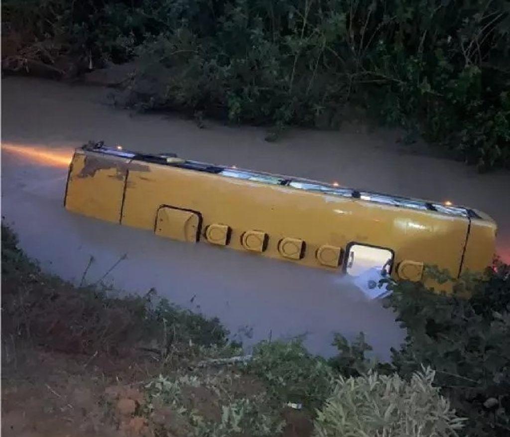 Ônibus escolar com com 26 alunos cai em rio em Santa Catarina, o motorista estava embriagado