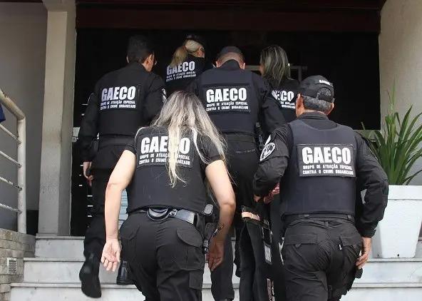 Policial militar é preso com artefatos bélicos durante operação do Gaeco no Paraná