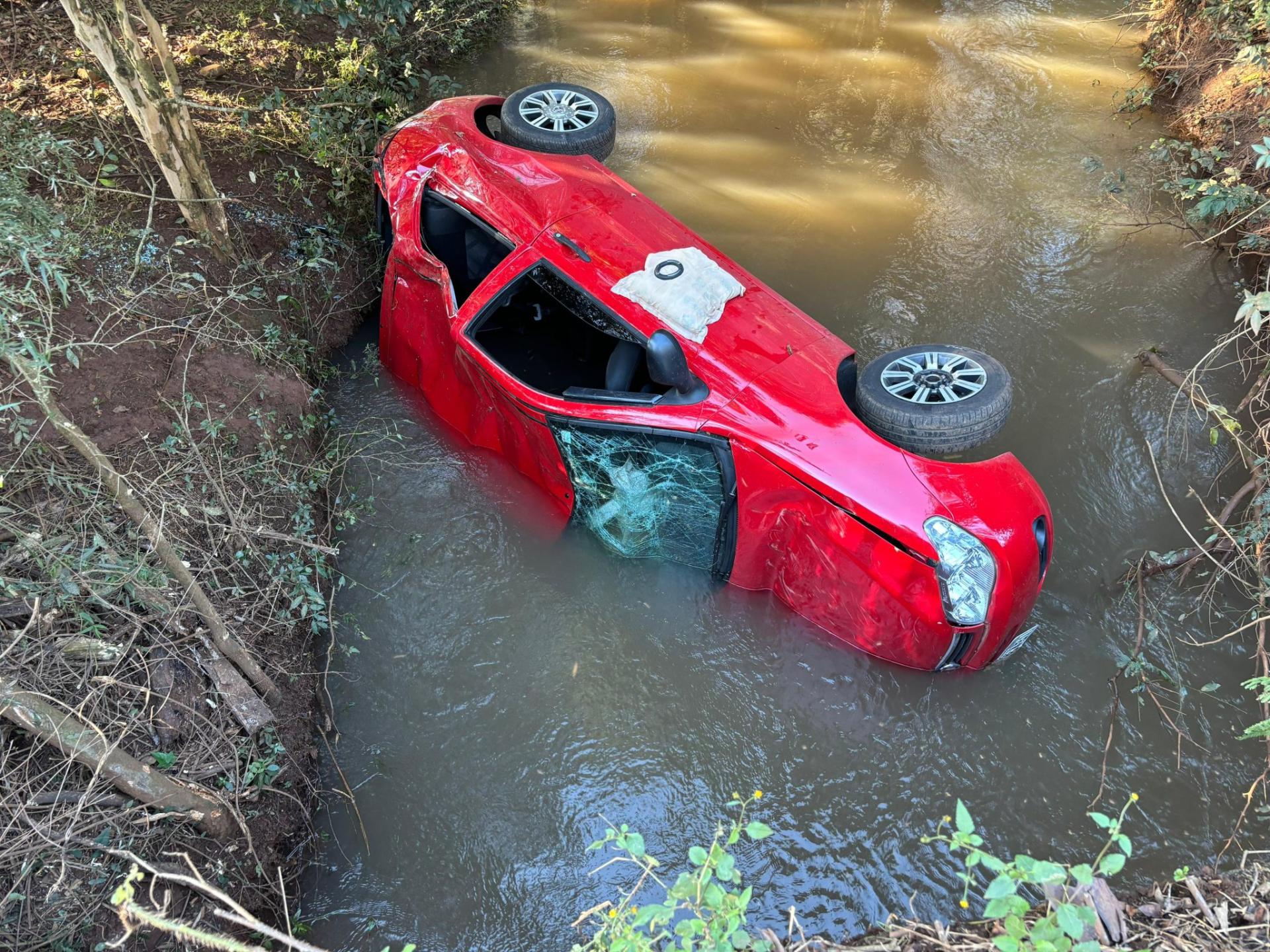 Quatro pessoas ficam feridas após condutora perder o controle e carro cair em rio