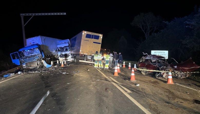 Quatro pessoas morrem em acidente entre dois caminhões e um carro na BR 277