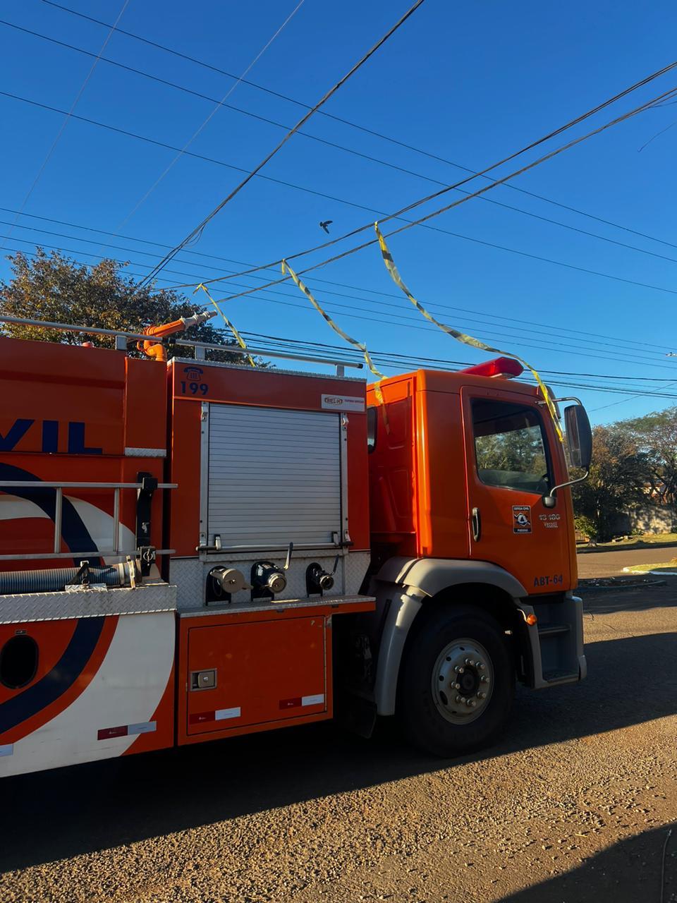 Bombeiros Comunitários alertam sobre cabo de rede rompido na Avenida Iguaçu em São Jorge D'Oeste. 