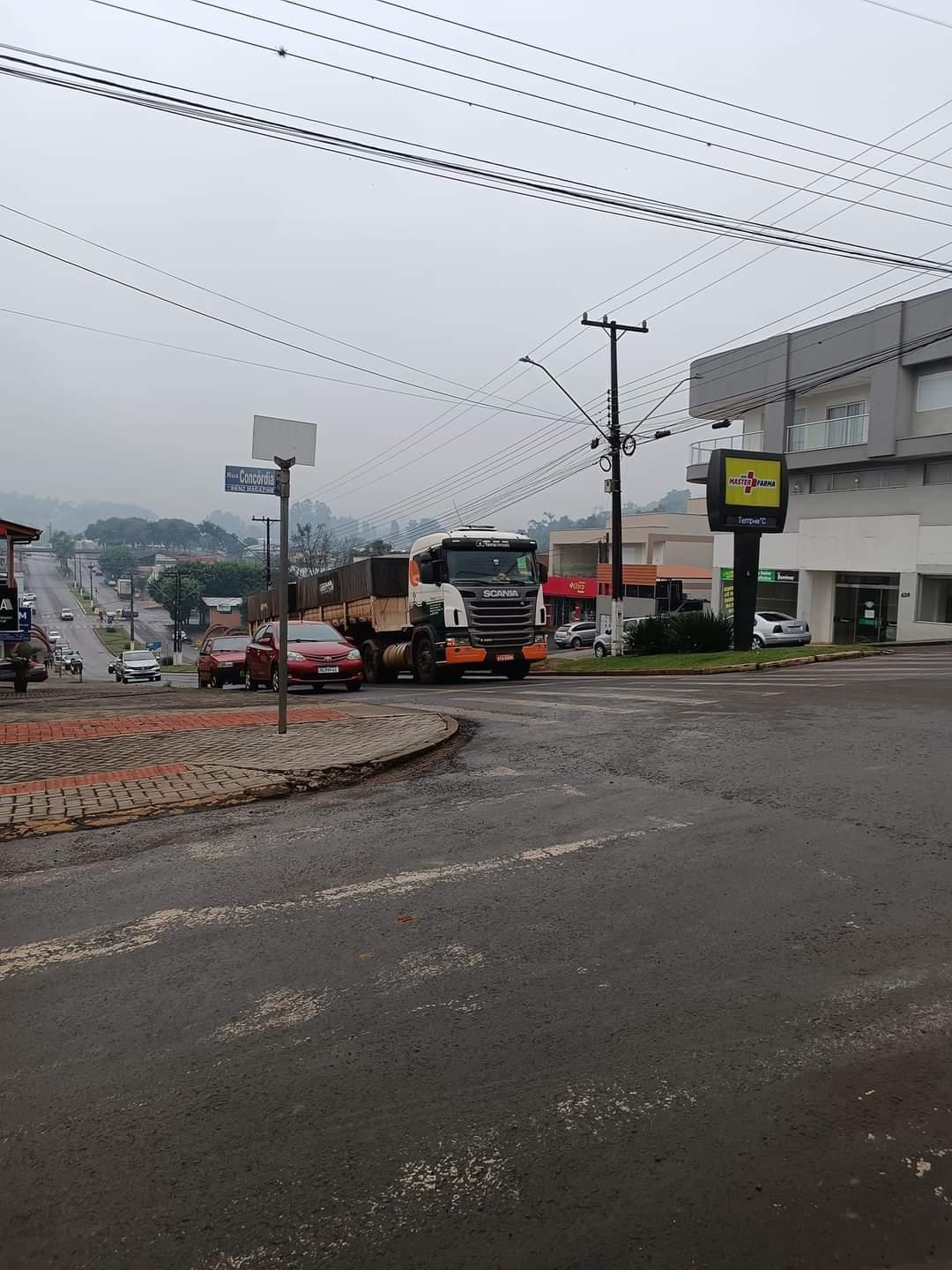 Carreta volta a parar na Avenida Prefeito Adelarte Debortoli e reacende alerta sobre segurança viária em São Jorge D'Oeste. 