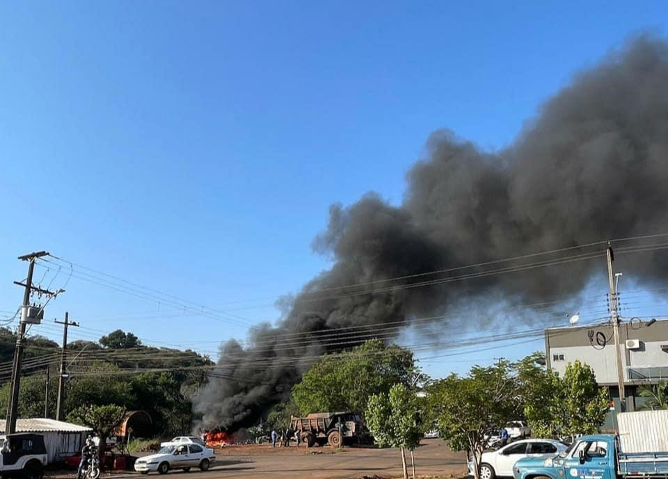 Incêndio em carcaça de Ônibus no Bairro Industrial em São Jorge D'Oeste