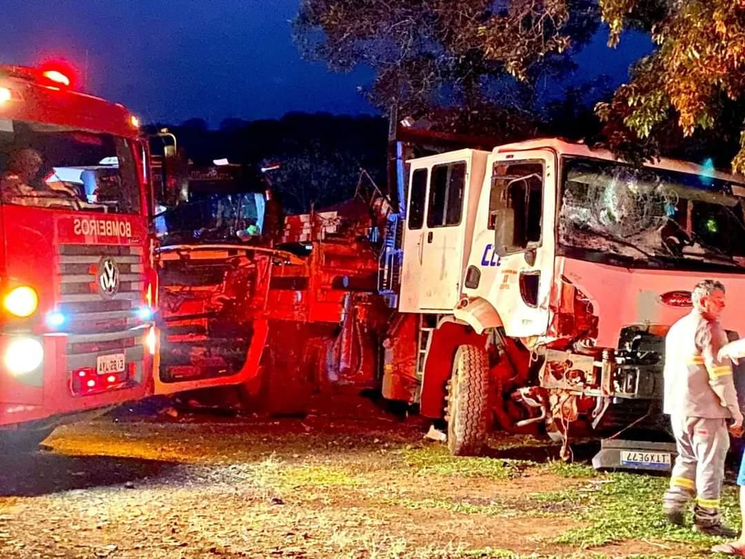 Acidente envolvendo dois caminhões com move trabalhadores na PR-562, em Coronel Vivida.