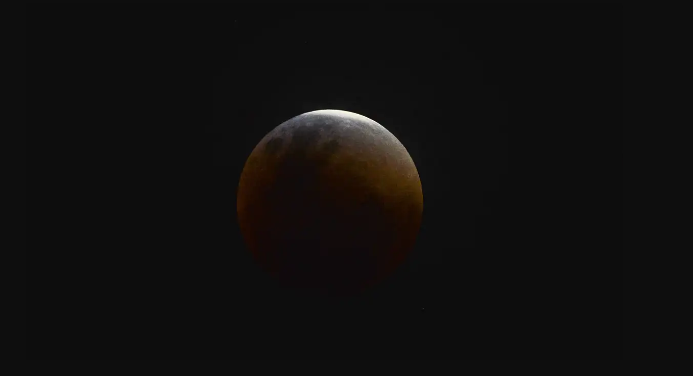 Eclipse parcial da Lua acontece hoje; veja como assistir pela internet