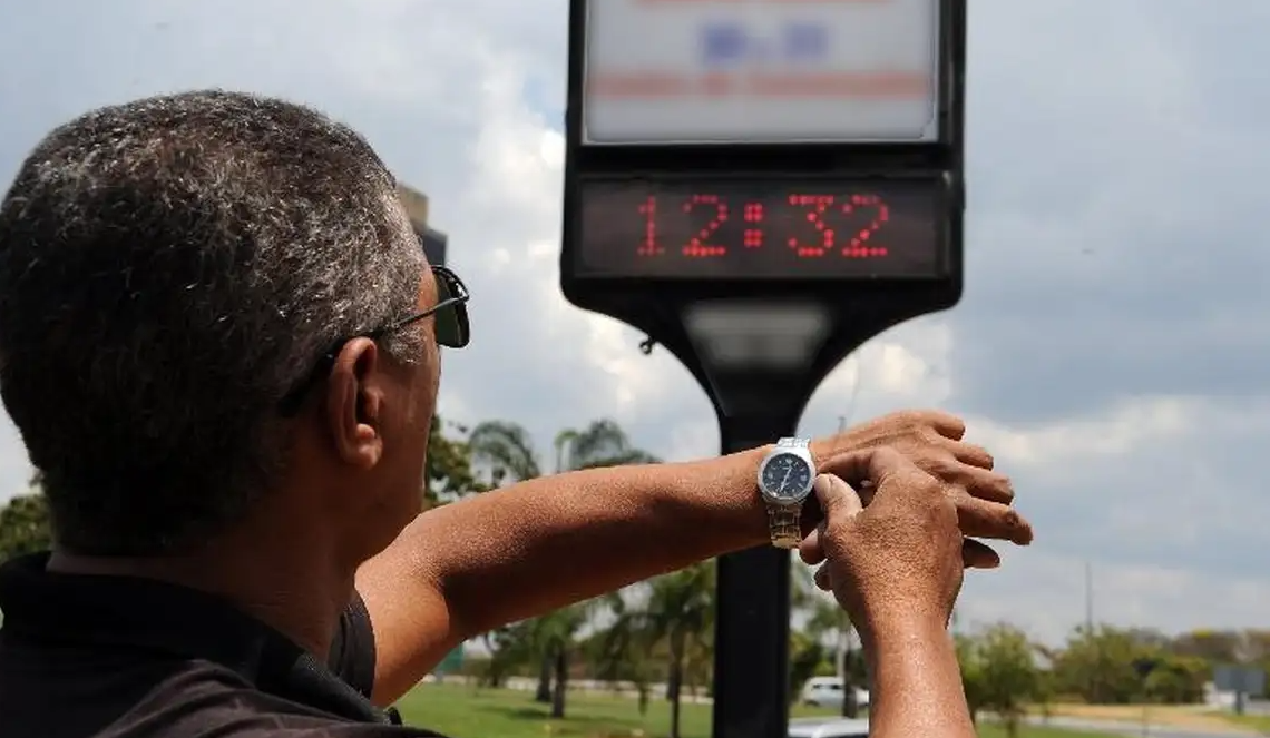 Volta do horário de verão é possibilidade real, diz ministro