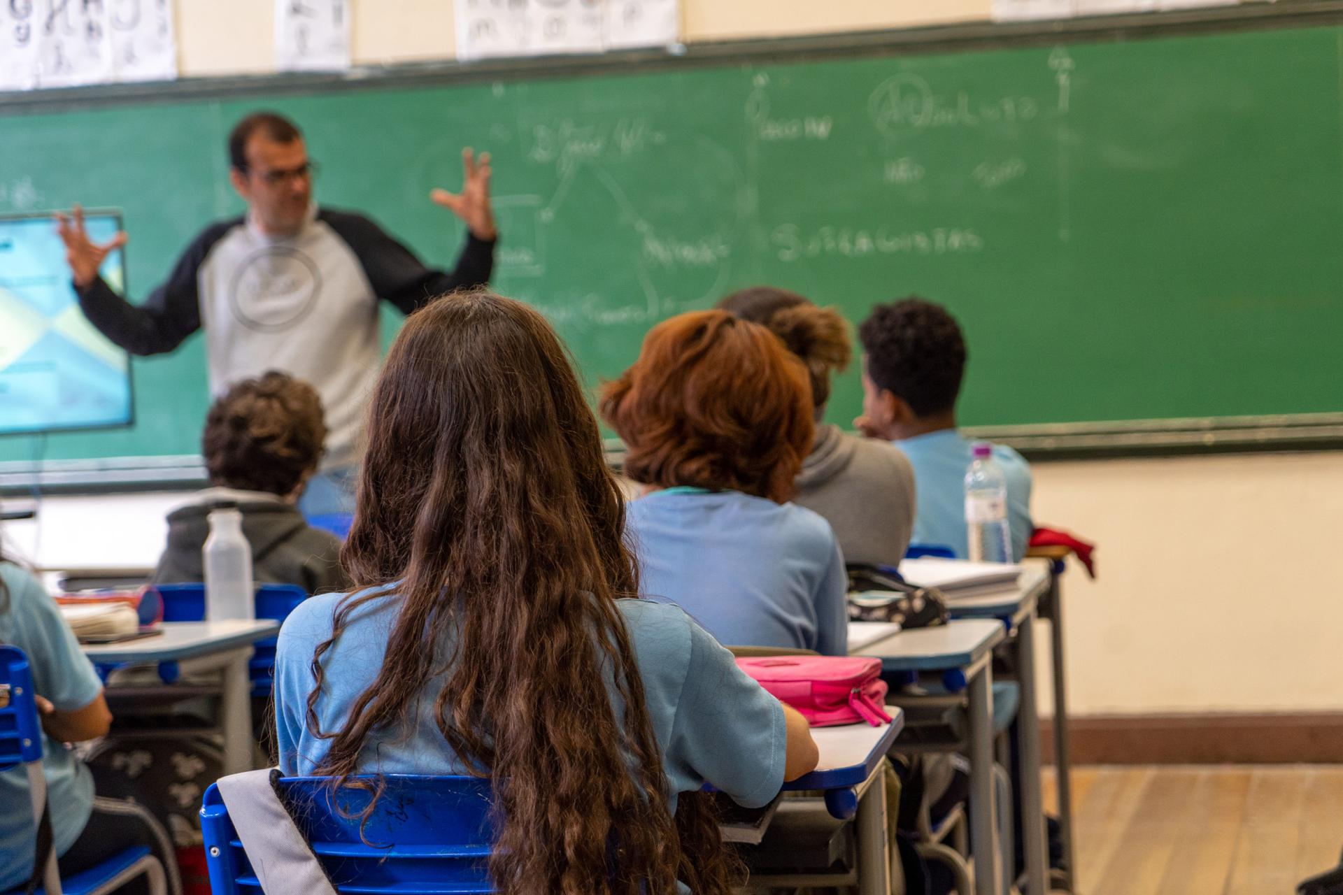 Secretaria da Educação estabelece novos critérios para uso de celular nas escolas